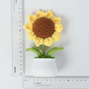 Detaillierte Größenmessung einer 15,5 cm hohen handgefertigten Häkel-Sonnenblume im Topf