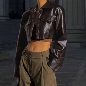 Détail d'une veste courte en similicuir marron foncé montrant la texture PU biker