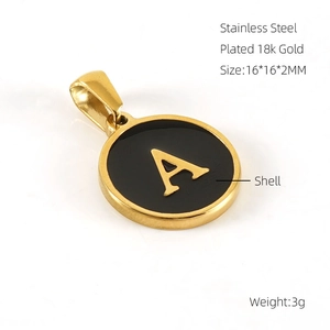 Détail du pendentif lettre A en acier inoxydable plaqué or 18k avec nacre noire
