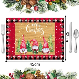 Detalle de mantel individual navideño con gnomos y borde de cuadros rojos y negros