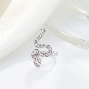 Anello a serpente in argento con micro zirconi e un design regolabile a fascia aperta