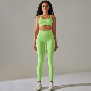 Détails d'ensemble de yoga vert néon avec legging taille haute et haut court de fitness
