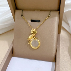 Détail du collier pendentif sac porte-bonheur doré avec opale et zircons