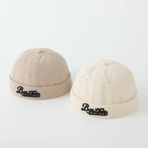 Détail de la broderie Boston sur le bonnet docker en velours beige à texture côtelée