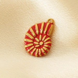 Détail macro d'un pendentif conque en acier inoxydable 304 doré sur tissu en soie champagne