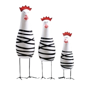 Set di tre ornamenti gallo in legno fatti a mano con strisce nere e cresta rossa