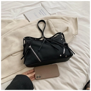 Dettaglio del confronto dimensioni tra la borsa nera multi-tasche e uno smartphone