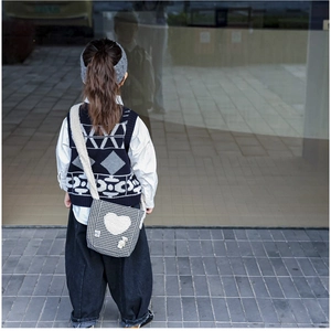 Vue arrière d'une tenue enfant avec gilet en tricot et sac coeur motif pied-de-poule
