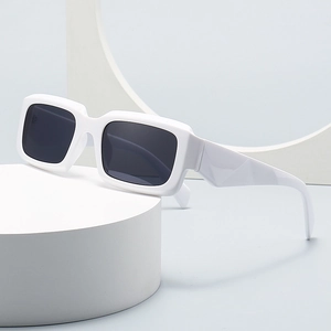 Moderne Retro-Rechteck-Sonnenbrille mit fettem weißem Rahmen und dunklen Gläsern
