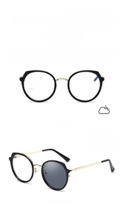 Détail de lunettes photochromiques rondes montrant le changement de teinte noire