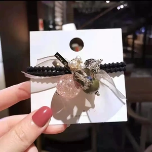Élastique à cheveux avec perle rose, marbre vert et nœud en ruban gris translucide