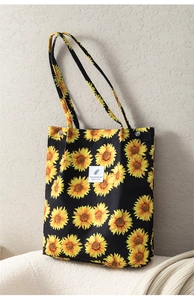 Vista detallada del bolso de hombro de pana negro con estampado de girasol textura