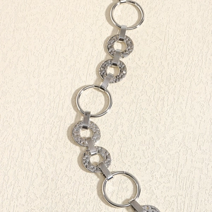 Dettaglio catena in vita in metallo argento con anelli lisci e martellati alternati