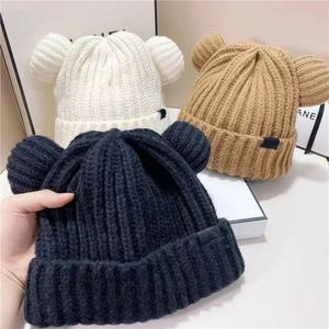 Bonnet en maille d'hiver avec oreilles d'ours mignonnes et motif torsadé en trois couleurs