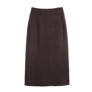 Détail d'une jupe midi en maille marron foncé à taille haute avec ceinture côtelée sur blanc