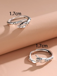 Detailaufnahme von Vintage-Silberringen mit Handform-Enden und 1,7cm Innendurchmesser