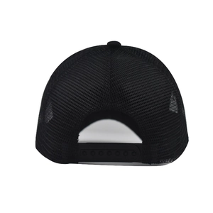 Dettaglio del retro in mesh traspirante e della chiusura snapback regolabile del cappello