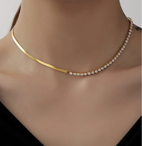 18K vergoldete Schlangenkette und Tennis-Halskette aus Edelstahl an einem Modell