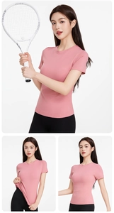 Dettaglio della maglietta sportiva rosa slim fit con tessuto traspirante e scollo rotondo