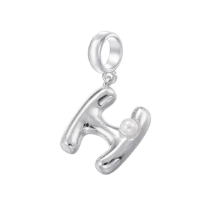 Vue macro détaillée du pendentif lettre H argenté avec une perle élégante