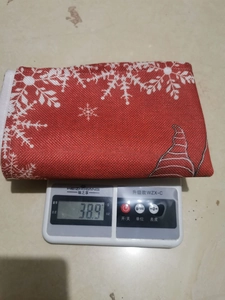Detailansicht zeigt das Gewicht von 38,9 g eines roten Weihnachtssets mit Wichtel.