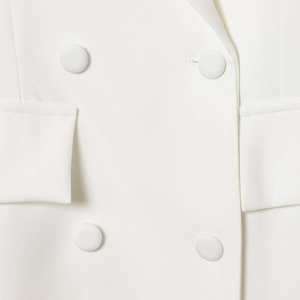 Robe blazer blanche élégante à double boutonnage avec boutons recouverts et poches à rabat