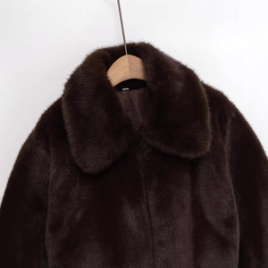 Veste en fausse fourrure marron foncé pour femme avec col à revers et doublure en satin