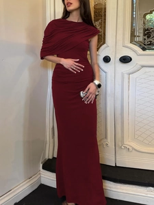 Robe longue bordeaux élégante à épaule dénudée avec fronces et coupe ajustée chic