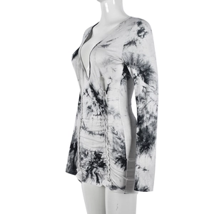 Détail de mini robe à manches longues avec découpe latérale lacée et motif tie-dye