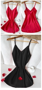 Détail de la chemise en satin de soie avec col en V et bretelles en rouge et noir