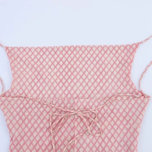 Détail de la robe en maille à carreaux rose et blanc avec laçage au dos