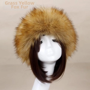 Détail de la texture en fausse fourrure de renard jaune paille sur une tuque d'hiver
