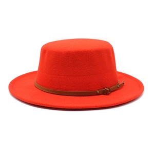 Chapeau plat classique en feutre de laine rouge avec bande en cuir marron pour l'hiver