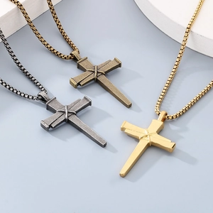 Trois colliers croix de clous en or, argent et bronze pour hommes avec un style hip hop chic