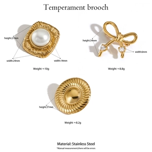 Trois élégantes broches en acier inoxydable avec perles et cristaux sur fond blanc