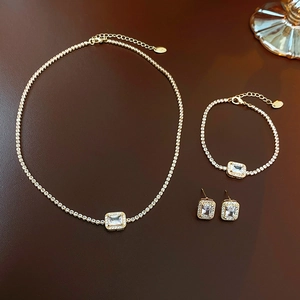Elegante goudkleurige sieradenset met vierkante zirkoon hanger, ketting, armband en oorbellen