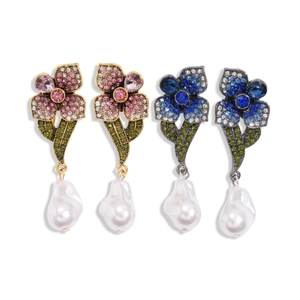 Floral earrings with sparkling gradient rhinestones and baroque pearls in a luxury design