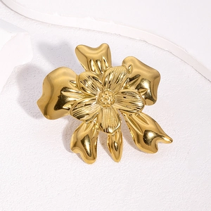Elegant gold flower ring in stainless steel with textured petals and polished finish
