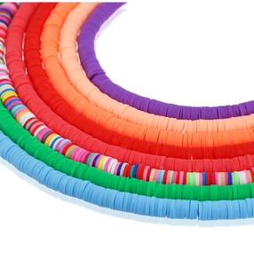 Primo piano di perline colorate in argilla polimerica per creare braccialetti DIY