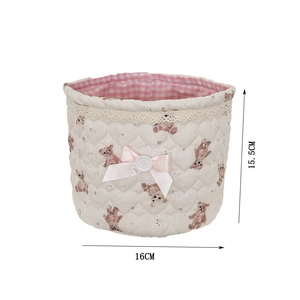 Cesta de almacenamiento acolchada con oso, lazo rosa y dimensiones: 16cm x 15,5cm