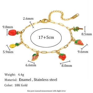 Détail du bracelet plaqué or 18K avec breloques fruits en émail et mesures de taille