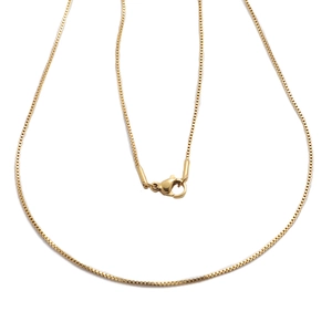 Minimalistische goudkleurige roestvrijstalen box ketting met kreeftsluiting op witte achtergrond