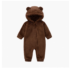 Détail d'une barboteuse peluche pour bébé avec oreilles d'ours et fermeture éclair