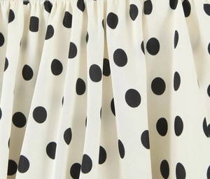 Makroaufnahme von Polka-Dot-Stoff mit weichen Falten und leichter Textur