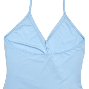 Détail du haut licou bleu clair à col en V avec coutures fines et tissu élastique