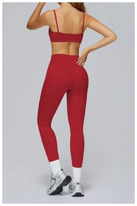 Dettaglio del tessuto spazzolato rosso scuro e del design posteriore della maglia yoga