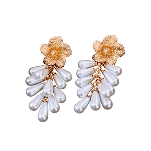 Boucles d'oreilles fleur dorée élégantes avec pompons perles et accents zircon