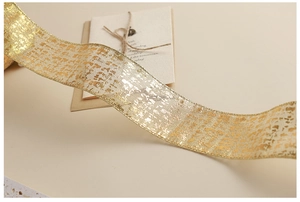 Vue détaillée du ruban doré à paillettes pour l'emballage de cadeaux et les loisirs créatifs