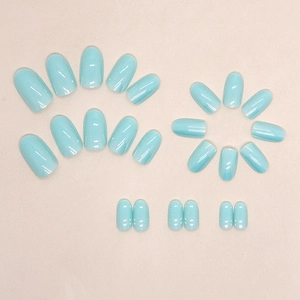 Short round turquoise aurora press-on nails in a glossy finish, 22-piece set