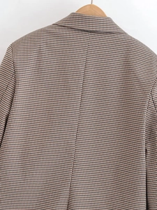Vue détaillée du dos d'un blazer classique à motif pied-de-poule avec une texture laineuse